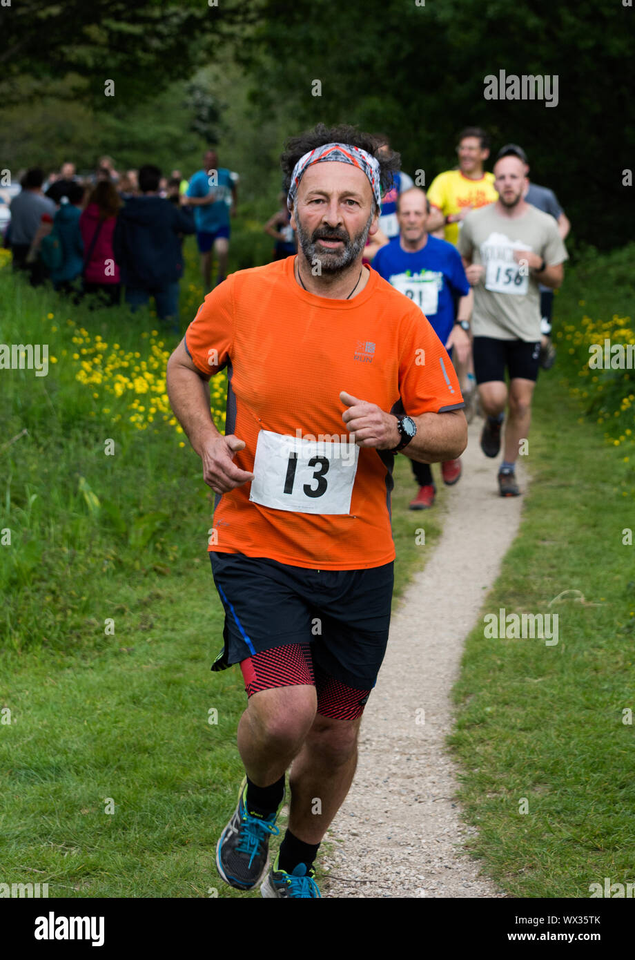 Laienhafte Läufer in einem realen Rennen, das traditionelle 2 Hügel Chagford trail Race Stockfoto