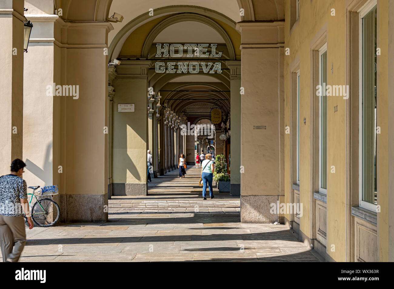 Menschen zu Fuß gründlich die eleganten Kolonnaden Arkaden entlang der Via Sacchi in Turin, Italien Stockfoto