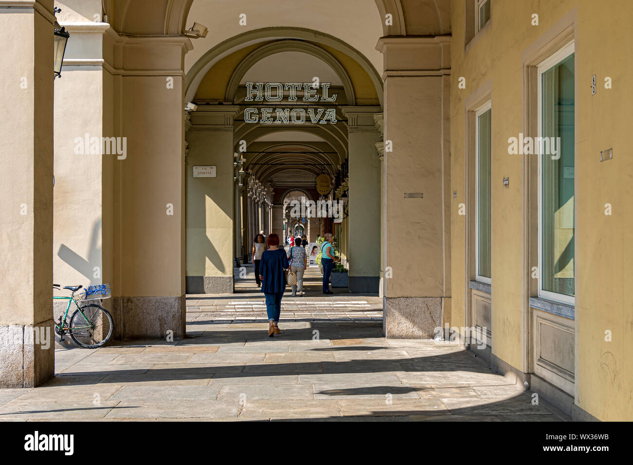 Menschen zu Fuß gründlich die eleganten Kolonnaden Arkaden entlang der Via Sacchi in Turin, Italien Stockfoto