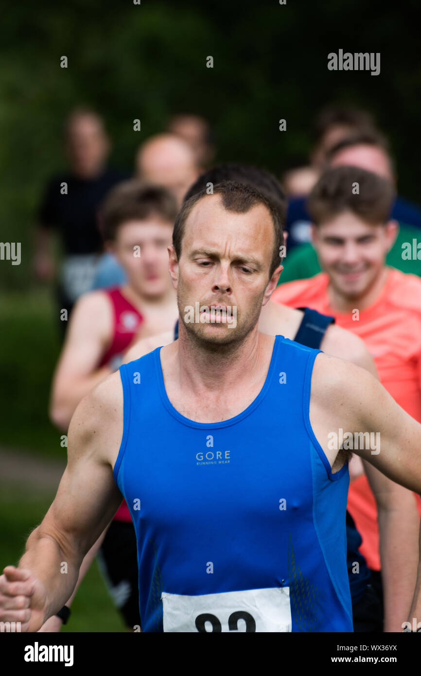 Laienhafte Läufer in einem realen Rennen, das traditionelle 2 Hügel Chagford trail Race Stockfoto