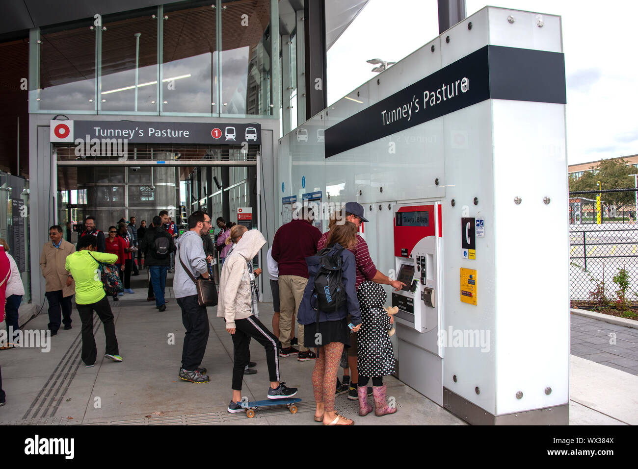 Ottawa, Kanada - 14 September, 2019: Die Menschen kaufen Tickets für das mit Spannung erwartete Eidgenossenschaft Linie der neuen Stadtbahn der Stadt Transit (LRT). Der Zug fährt von TUNNEY's Pasture Bahnhof um 14.00 Uhr zum ersten Mal. Das Projekt kostet 2,1 Milliarden Euro und dauerte Jahre der Planung. Stockfoto