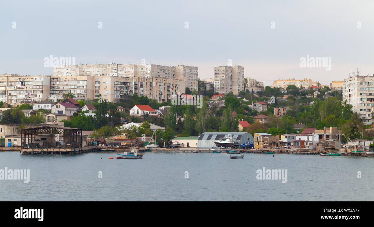 Sewastopol Bucht, Meer Stadtbild in einem Frühlingstag. Gewöhnliche sowjetischen Wohnblocks Stockfoto