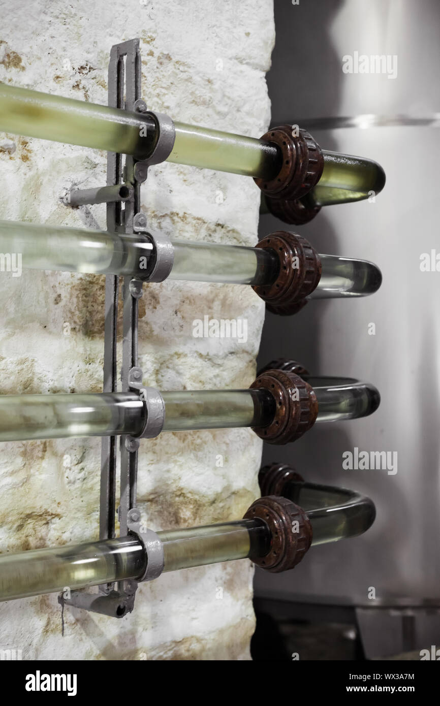 Alte transparentes Glas Pipeline System für das Pumpen von Wein im Weingut Stockfoto