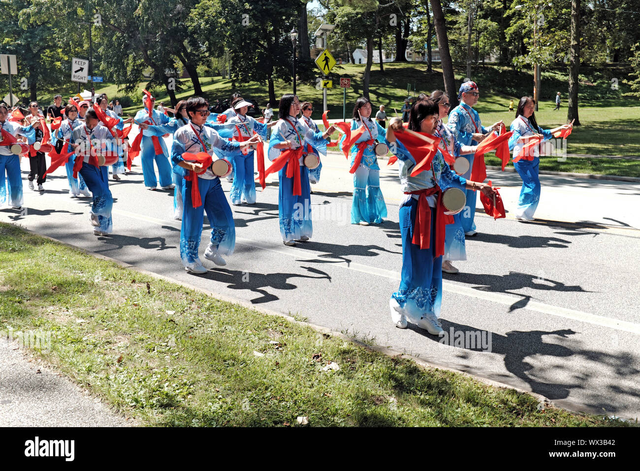 Die Pittsburgh Xiaobo chinesischer Taille Drum Dance Gruppe führt im Jahr 2019 eine Welt Tag Feier im kulturellen Gärten von Cleveland, Ohio, USA. Stockfoto