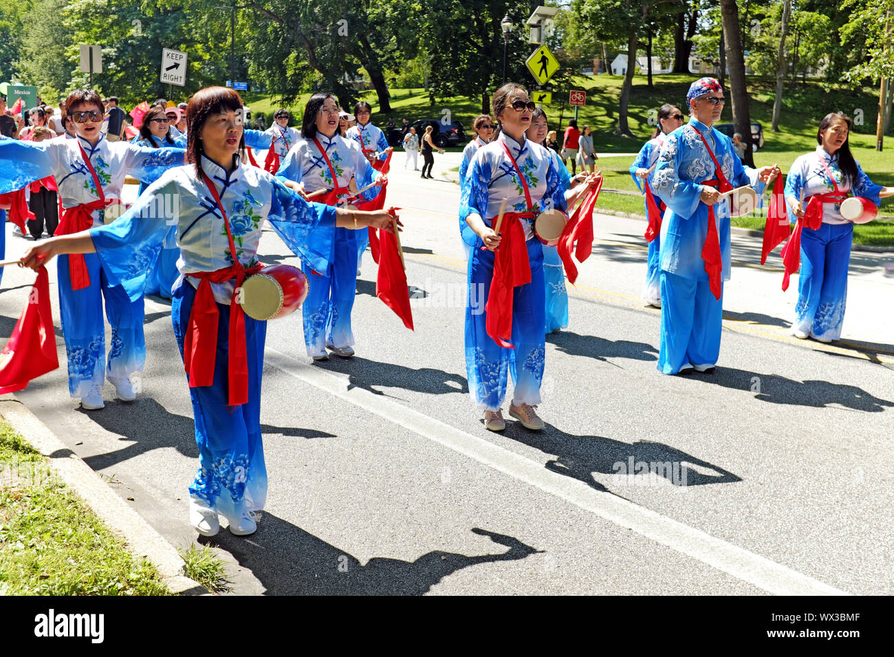 Die Pittsburgh Xiaobo chinesischer Taille Drum Dance Gruppe führt im Jahr 2019 eine Welt Tag Feier im kulturellen Gärten von Cleveland, Ohio, USA. Stockfoto