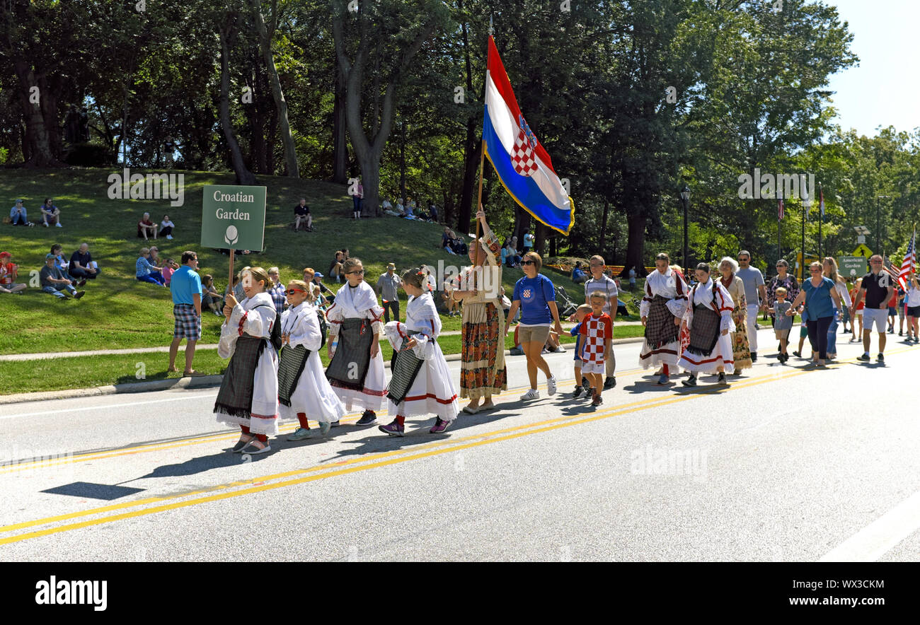 Die kroatische Gemeinde von Cleveland nimmt an der Eröffnungsparade Teil, die den Beginn der One World Day Feierlichkeiten 2019 in Cleveland, Ohio, USA, markiert. Stockfoto