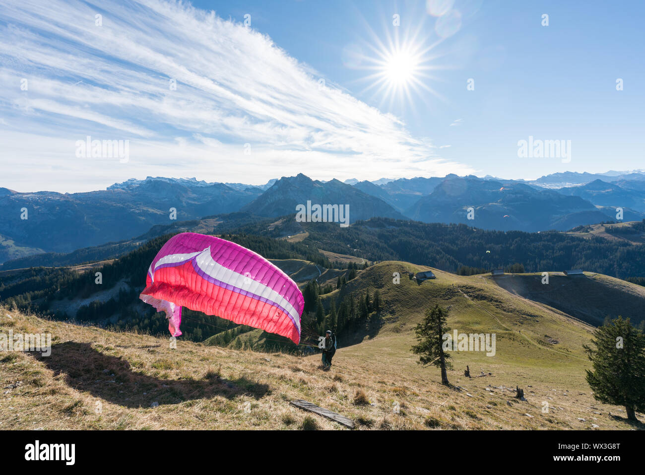 Einsiedeln SZ/Schweiz - November 25, 2018: Mann mit Gleitschirm Vorbereitung nehmen Sie von einem Stockfoto