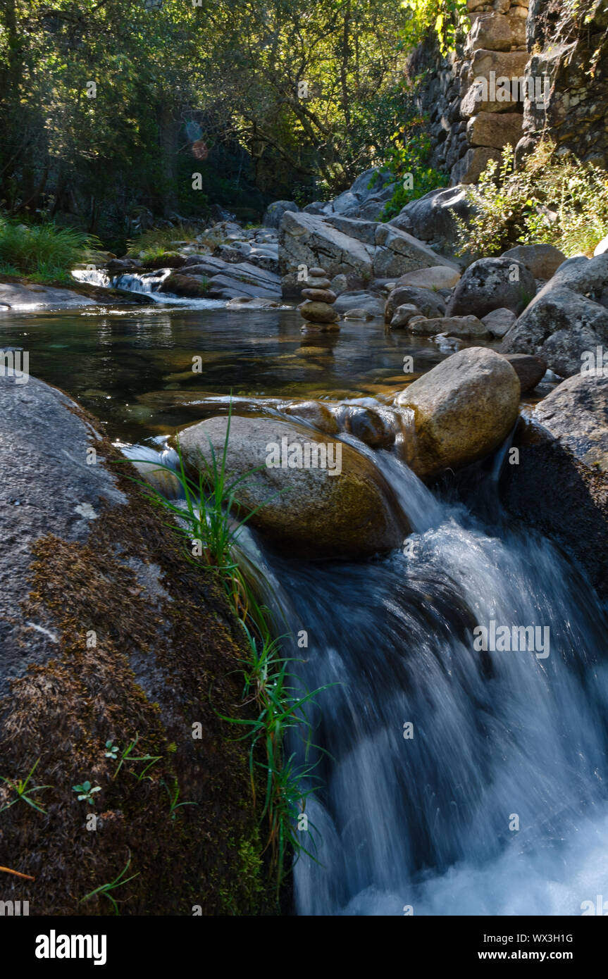 Kleiner Wasserfall von Gralheira Fluss in Carvalhais. São Pedro do Sul, Portugal Stockfoto