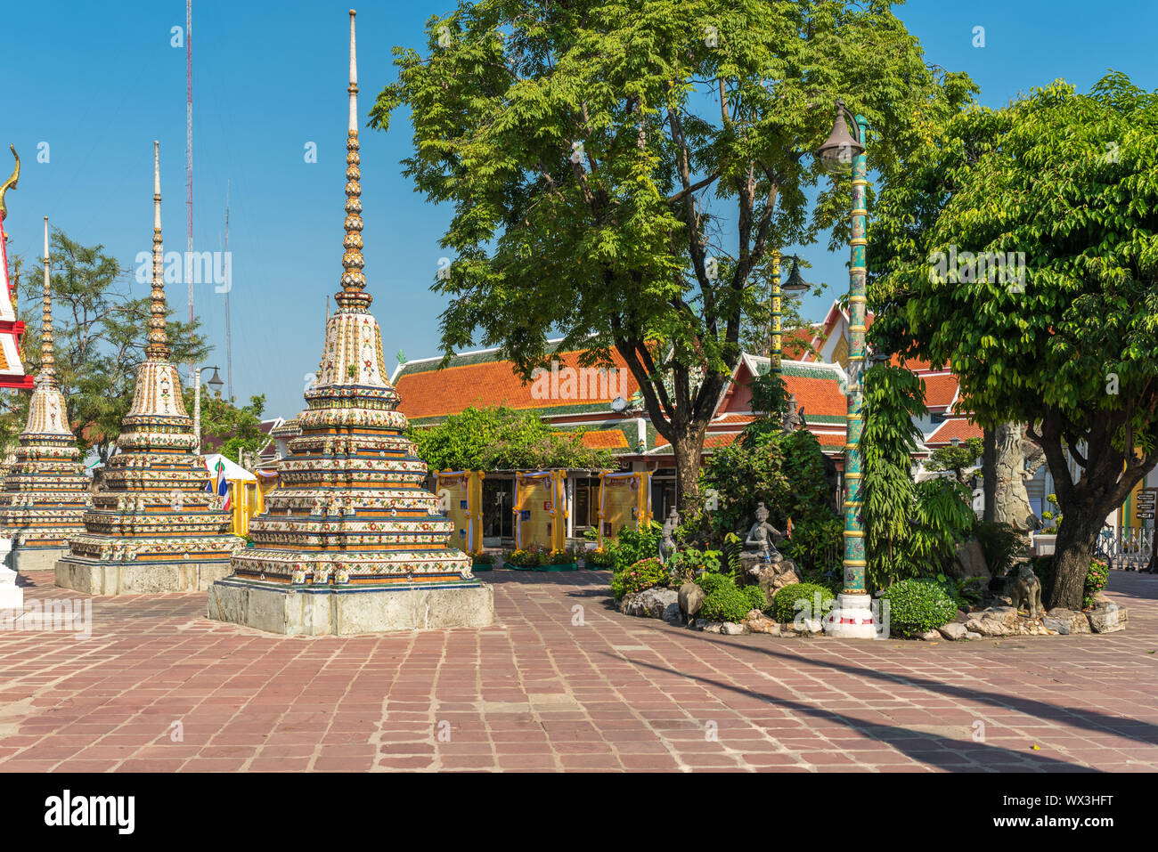 Kleine Chedis und Rock Garden im Was Pho Tempel in Bangkok. Stockfoto