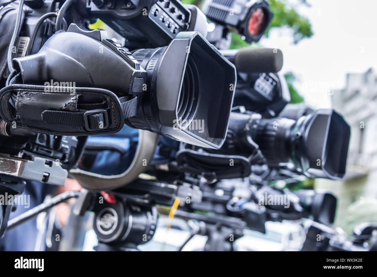 Professionellen TV-Kameras auf Stativen Aufnahme Social Event auf der Straße Stockfoto