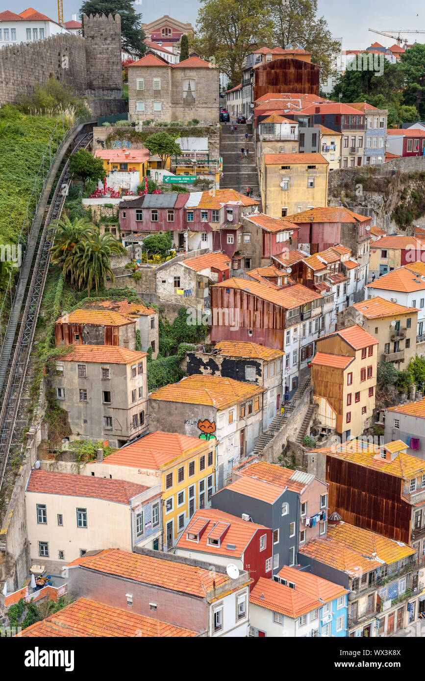 Die alten Häuser und die Seilbahn in Porto Stockfoto