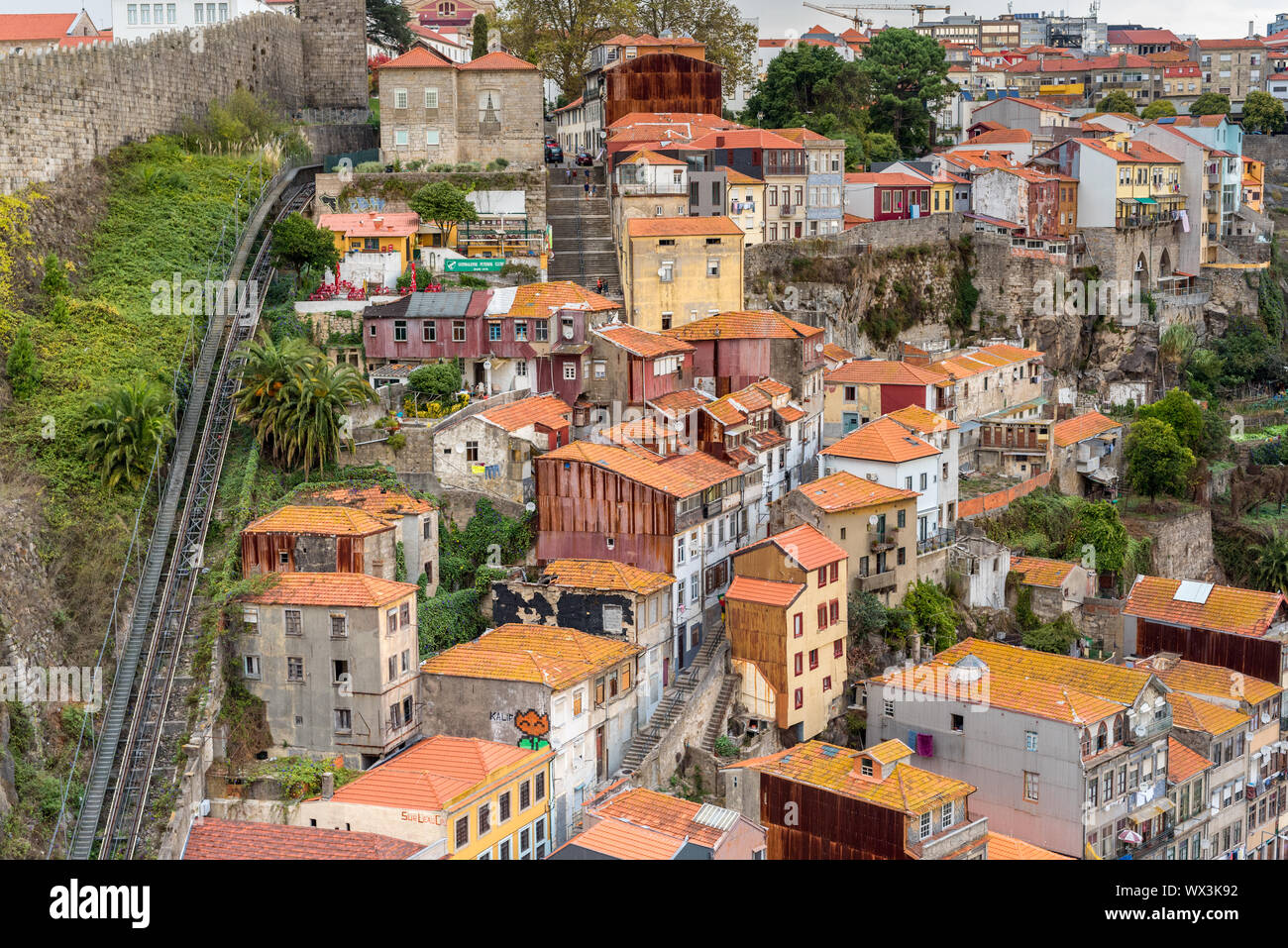 Die alten Häuser und die Seilbahn in Porto Stockfoto
