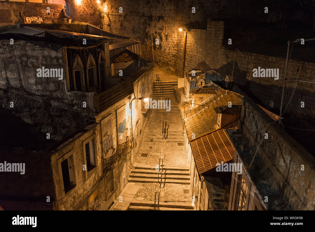 Gasse in der Ribeira Viertel von Porto in der Nacht Stockfoto