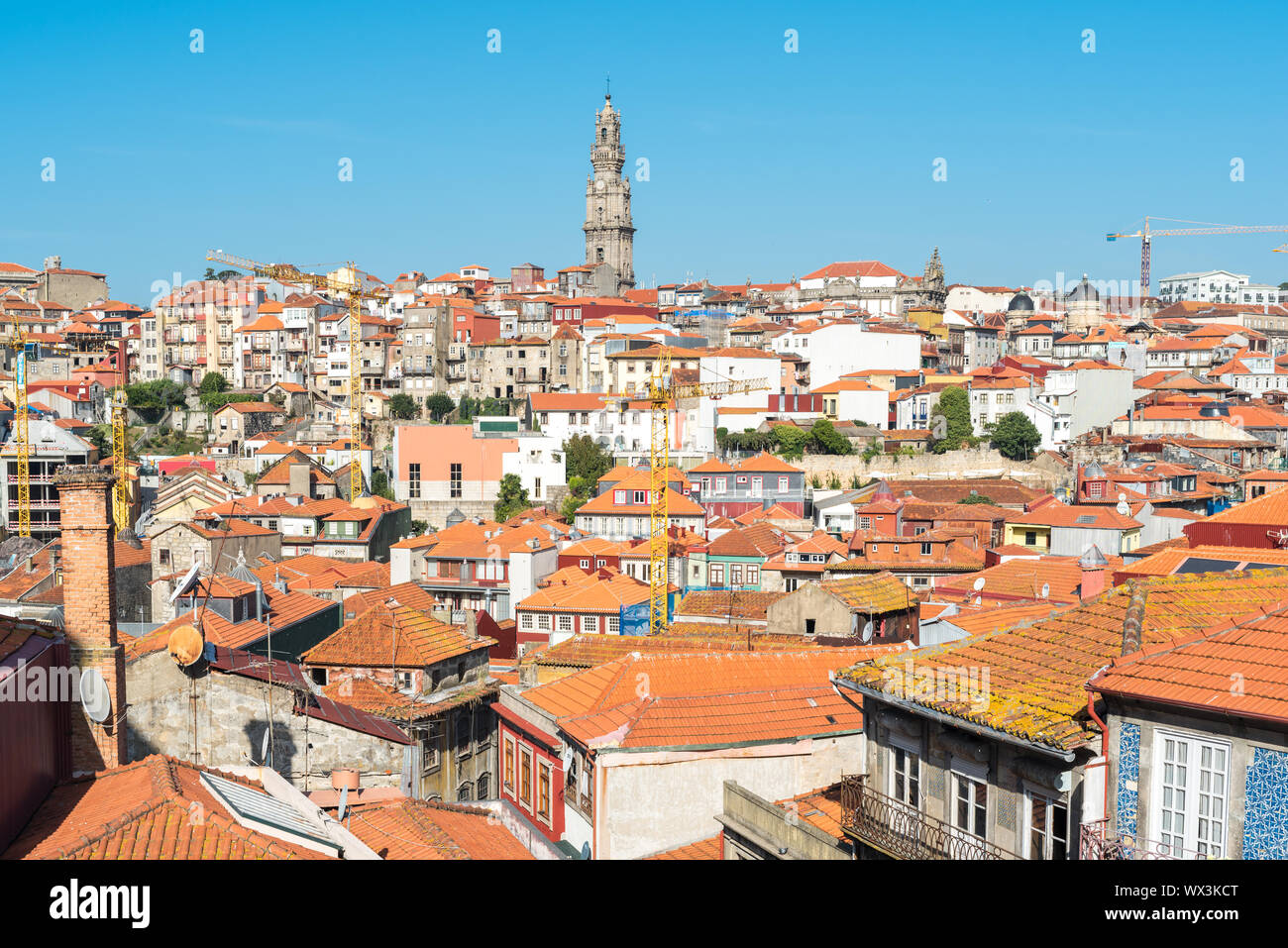 Der Torre dos Clérigos Turm erhebt sich über der Stadt Porto Stockfoto