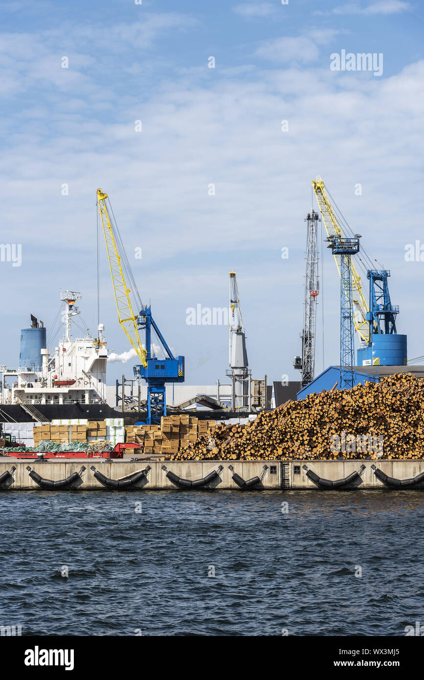 Krane, Schiffe, Überseehafen, Wismar, Mecklenburg-Vorpommern, Deutschland, Europa Stockfoto