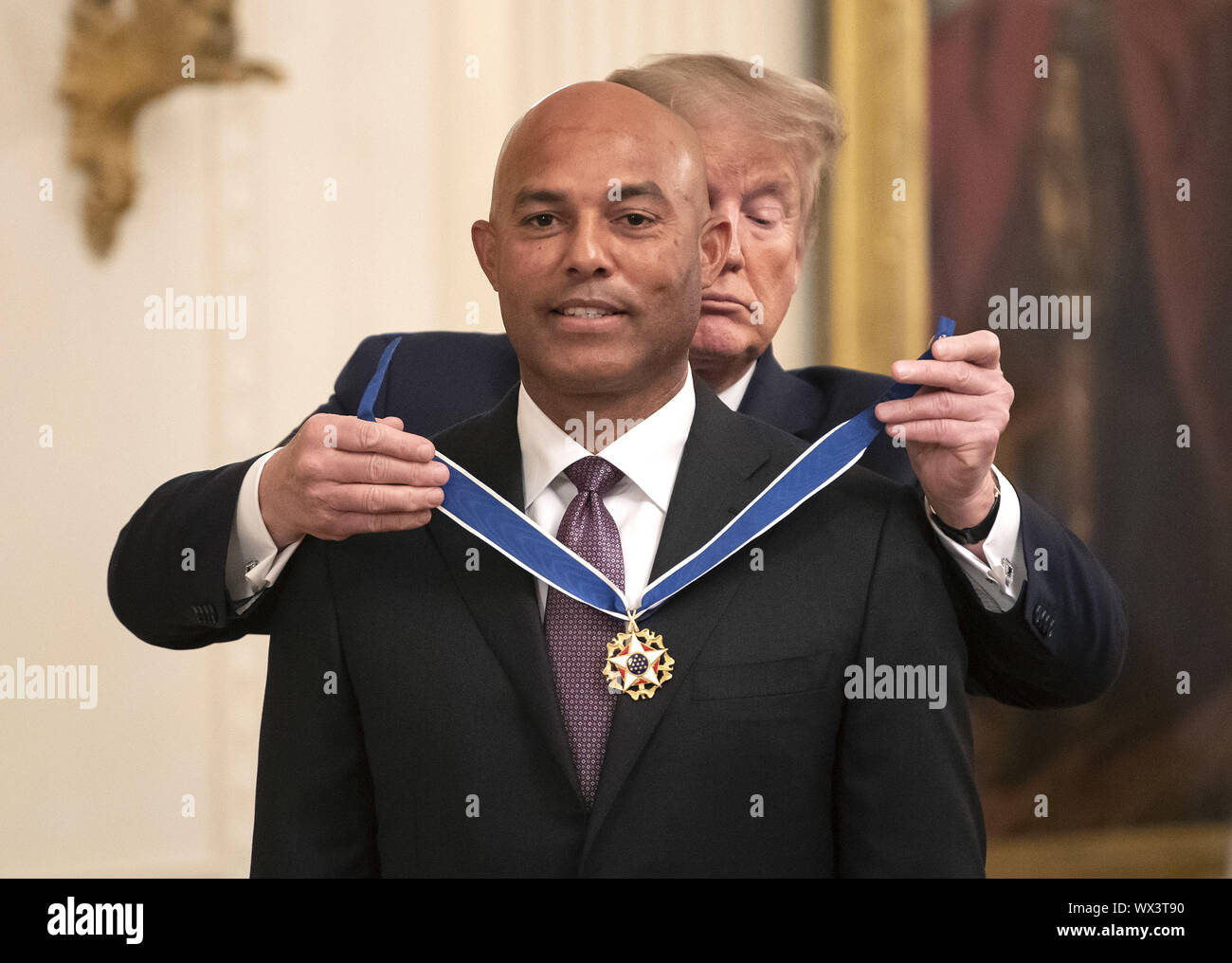 Washington DC, USA. 16 Sep, 2019. Präsident Donald Trump präsentiert eine Medaille der Freiheit zu Baseball Legende und ehemaligen New York Yankees Krug Mariano Rivera, während einer Zeremonie im Weißen Haus in Washington, DC am Montag, den 16. September 2019. Quelle: UPI/Alamy leben Nachrichten Stockfoto