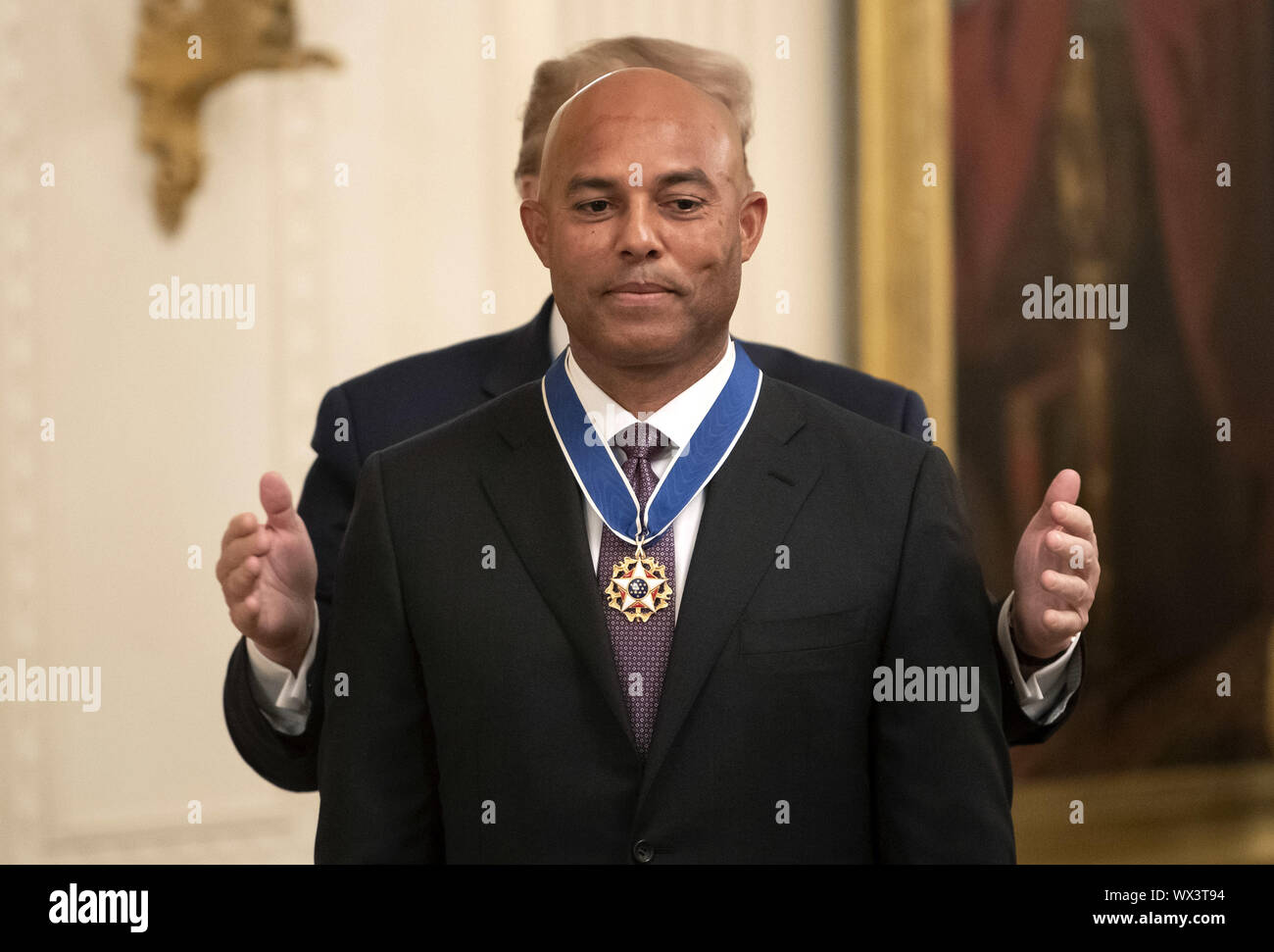 Washington DC, USA. 16 Sep, 2019. Präsident Donald Trump präsentiert eine Medaille der Freiheit zu Baseball Legende und ehemaligen New York Yankees Krug Mariano Rivera, während einer Zeremonie im Weißen Haus in Washington, DC am Montag, den 16. September 2019. Quelle: UPI/Alamy leben Nachrichten Stockfoto