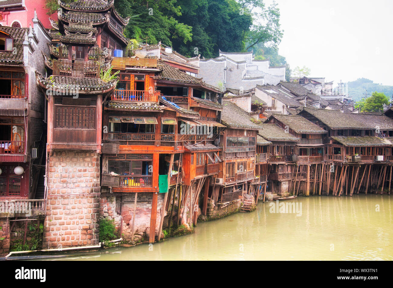 Einzigartige chinesische Architektur und Balkone an den Ufern des Tuo Jiang River in Fenghuang antiken Stadt in der Provinz Hunan, China. Stockfoto