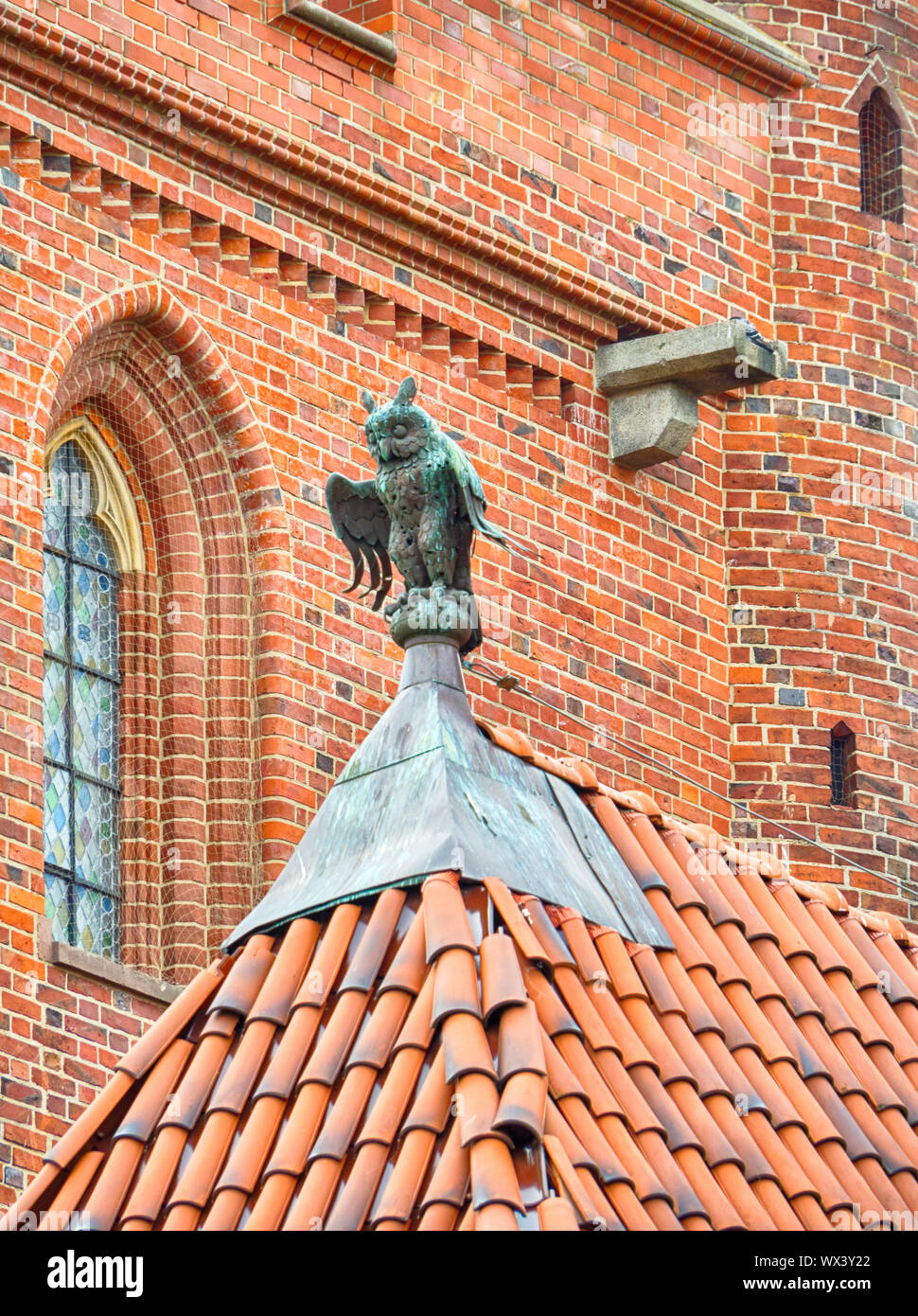 Eule auf dem Dach in der Burg des Deutschen Ordens in Marienburg, Polen Stockfoto