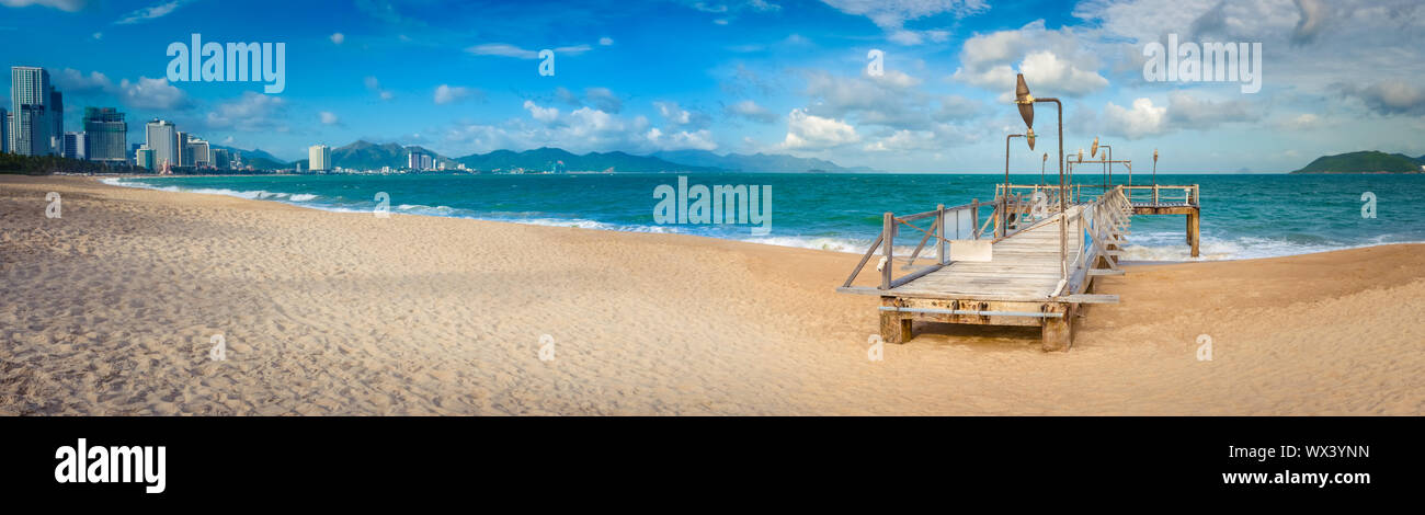 Landschaftlich schöne Aussicht von Nha Trang Strand. Panorama Stockfoto