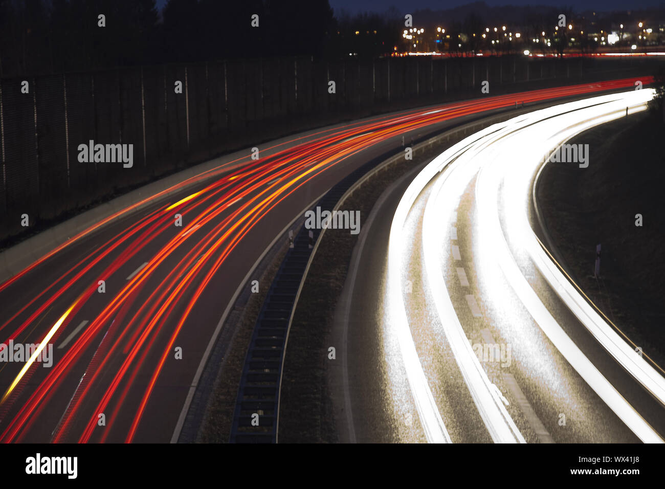 Nacht Verkehr mit Scheinwerfer Stockfoto