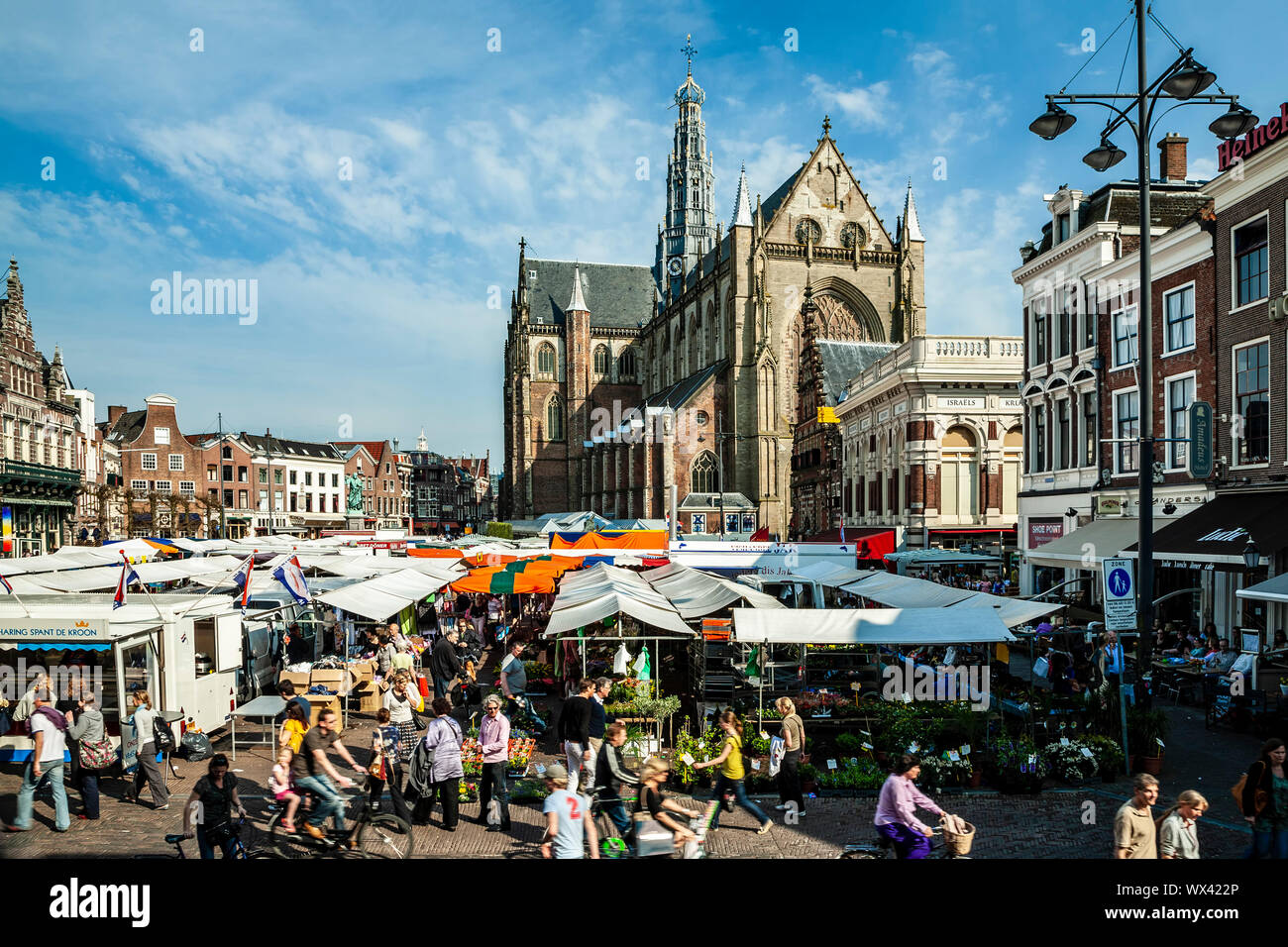 Farmers Market und St. Bavo-Kirche (Grote Kerk), Grote Markt, Haarlem, Niederlande Stockfoto