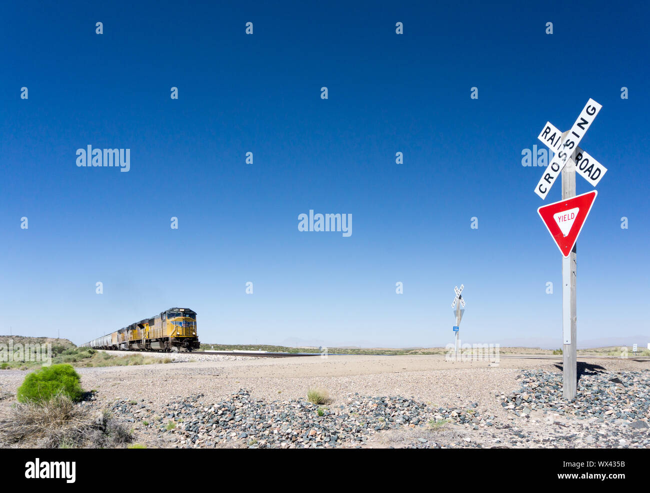 Alamogordo, Nm/USA - 10. Juli 2016: Union Pacific Güterzug eine Straße überqueren, Stockfoto