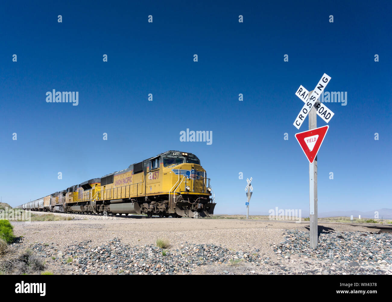 Alamogordo, Nm/USA - 10. Juli 2016: Union Pacific Güterzug eine Straße überqueren, Stockfoto