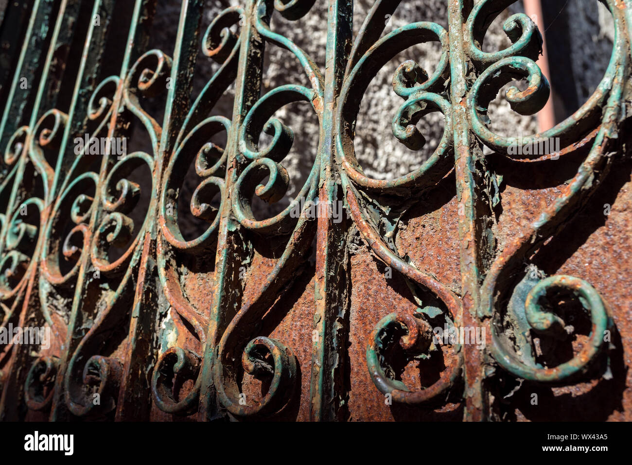 Rusty Schmiedearbeiten an einer Tür in Porto, Portugal Stockfoto