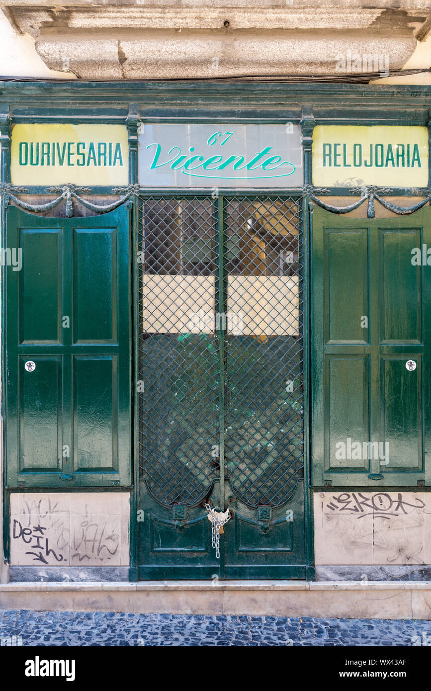 Grüne Tür von einem Juwelier in Porto Stockfoto