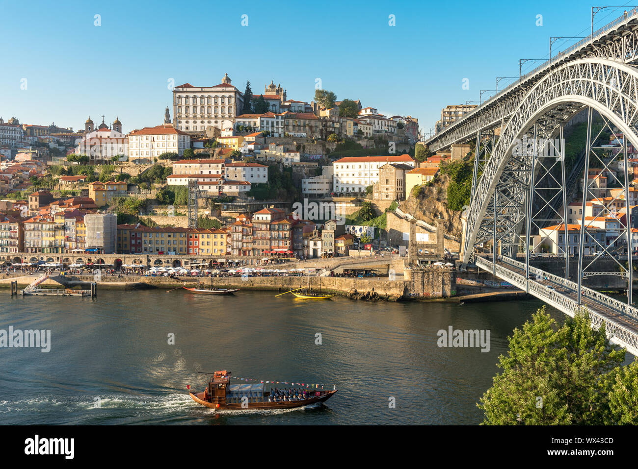 Boot auf dem Fluss Douro in Porto Stockfoto