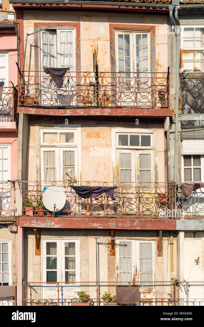 Typische alte Stadthäuser der portugiesischen Baustil in Porto Stockfoto