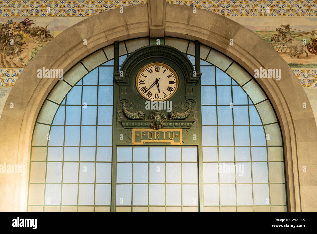 Station clock im São Bento Bahnhof in Porto, Portugal Stockfoto