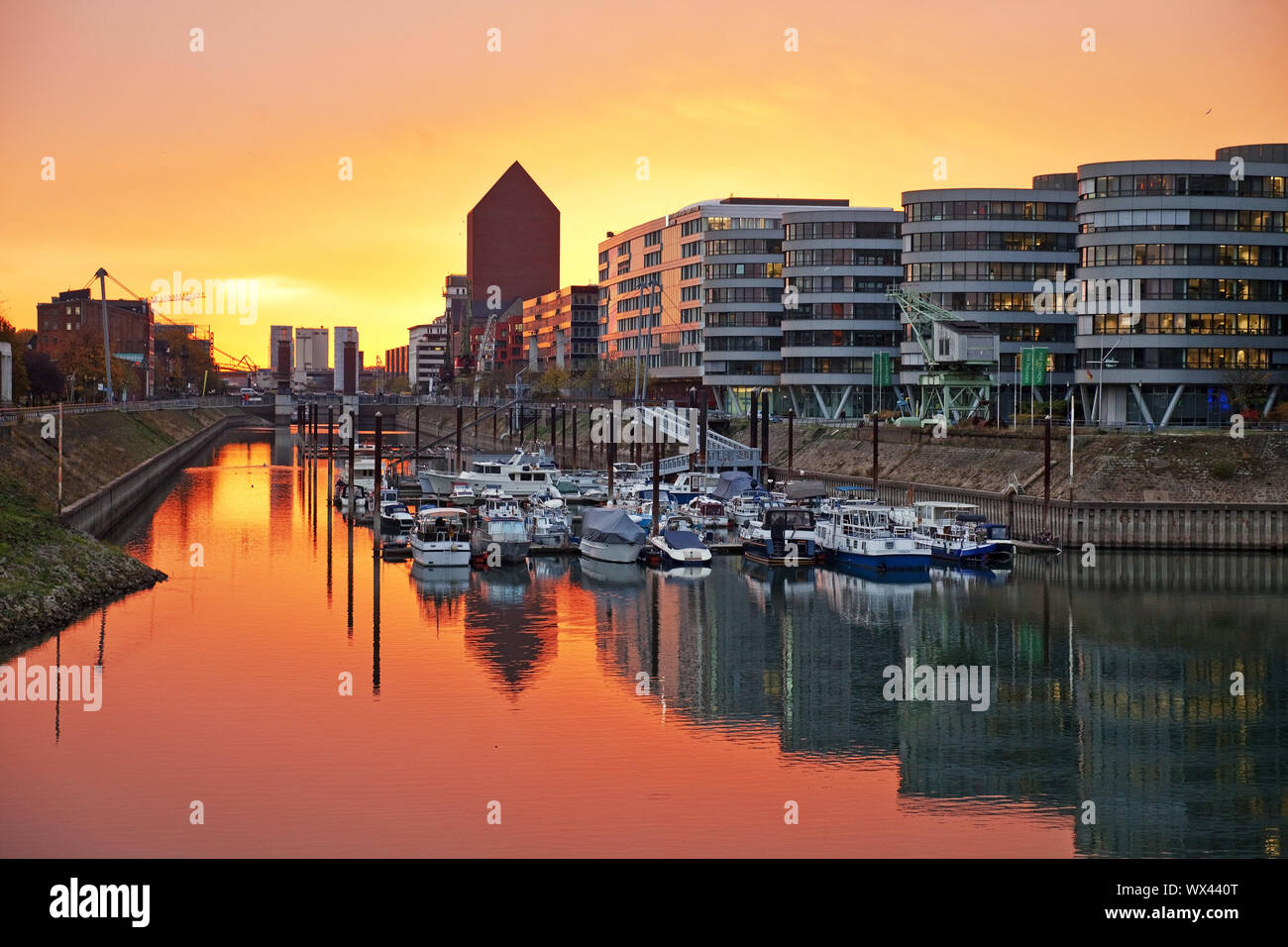 Sonnenuntergang im inneren Hafen mit Marina und NRW Archiv, Duisburg, Ruhrgebiet, Deutschland, Europa Stockfoto