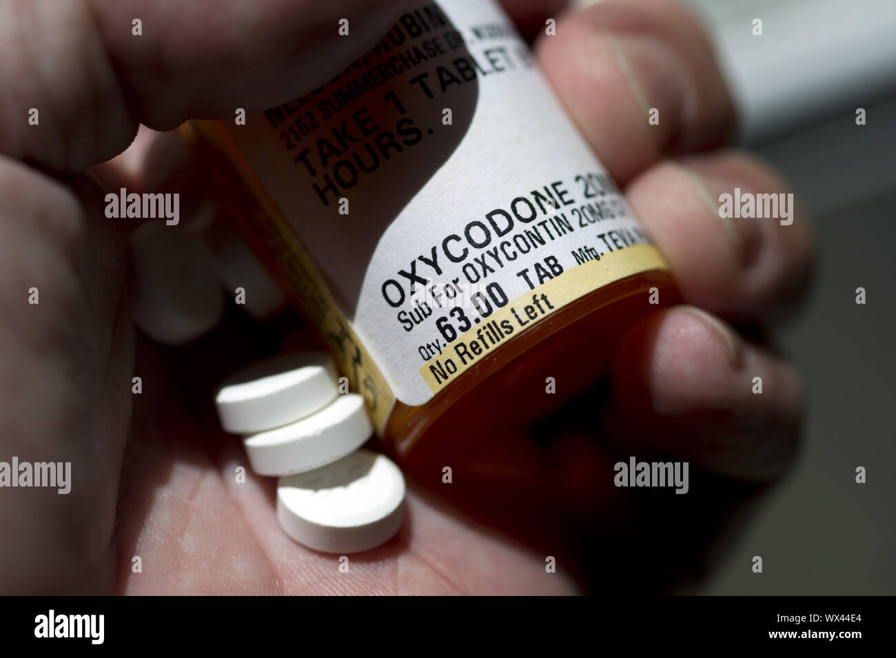 11.05.2012, Woodstock, GA - eine Handvoll der Hoch-gesucht oxycontin Schmerz-tötung Pille. Georgien ist das neue Gefühl - guter Zustand, umstürzen Nachbarin Florida AmericaÃs größten Händler von schwarz zu werden - Markt verschreibungspflichtige Schmerzmittel, entsprechend der US-amerikanischen Drug Enforcement Administration. ItÃs eine zweifelhafte Unterscheidung, der Pfirsich Staat im vergangenen Jahr erworben, auf die Dosen von oxycodone, dass Ärzte direkt vom Händler gekauft. Georgien docs 1,6 Millionen kauft, verglichen mit 1,2 Mio. durch ihre Florida Gegenstücke, nach vorher nicht gemeldeten Daten von der DEA, die Cons Stockfoto