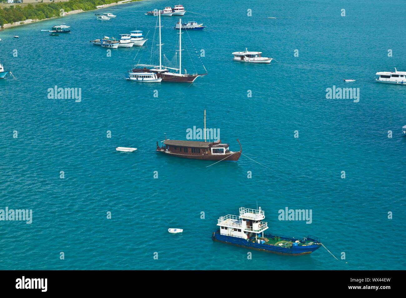 Malediven Luftaufnahme aus dem Wasserflugzeug auf Touristenschiffen. Stockfoto