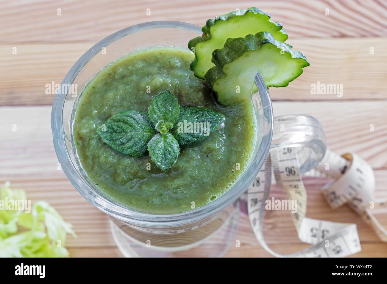 Kalorienarme Smoothie für Gewichtverlust von Gurken. Stockfoto