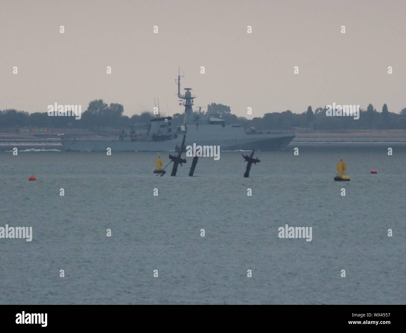 Sheerness, Kent, Großbritannien. 16. September, 2019. HMS Medway von Sheerness, Kent an diesem Abend. Sie ist bei Chatham morgen ankommen und wird offiziell nach dem Ort, nach dem sie benannt ist, während des Aufenthaltes in Betrieb genommen werden. HMS Medway ist ein 90-Meter offshore Patrol vessel und wird in den Zähler einbezogen werden - Terrorismus und Bekämpfung des Schmuggels zu unterstützen Großbritannien sicher zu halten. Pic: vorbei an der SS Richard Montgomery Wrack. Credit: James Bell/Alamy leben Nachrichten Stockfoto