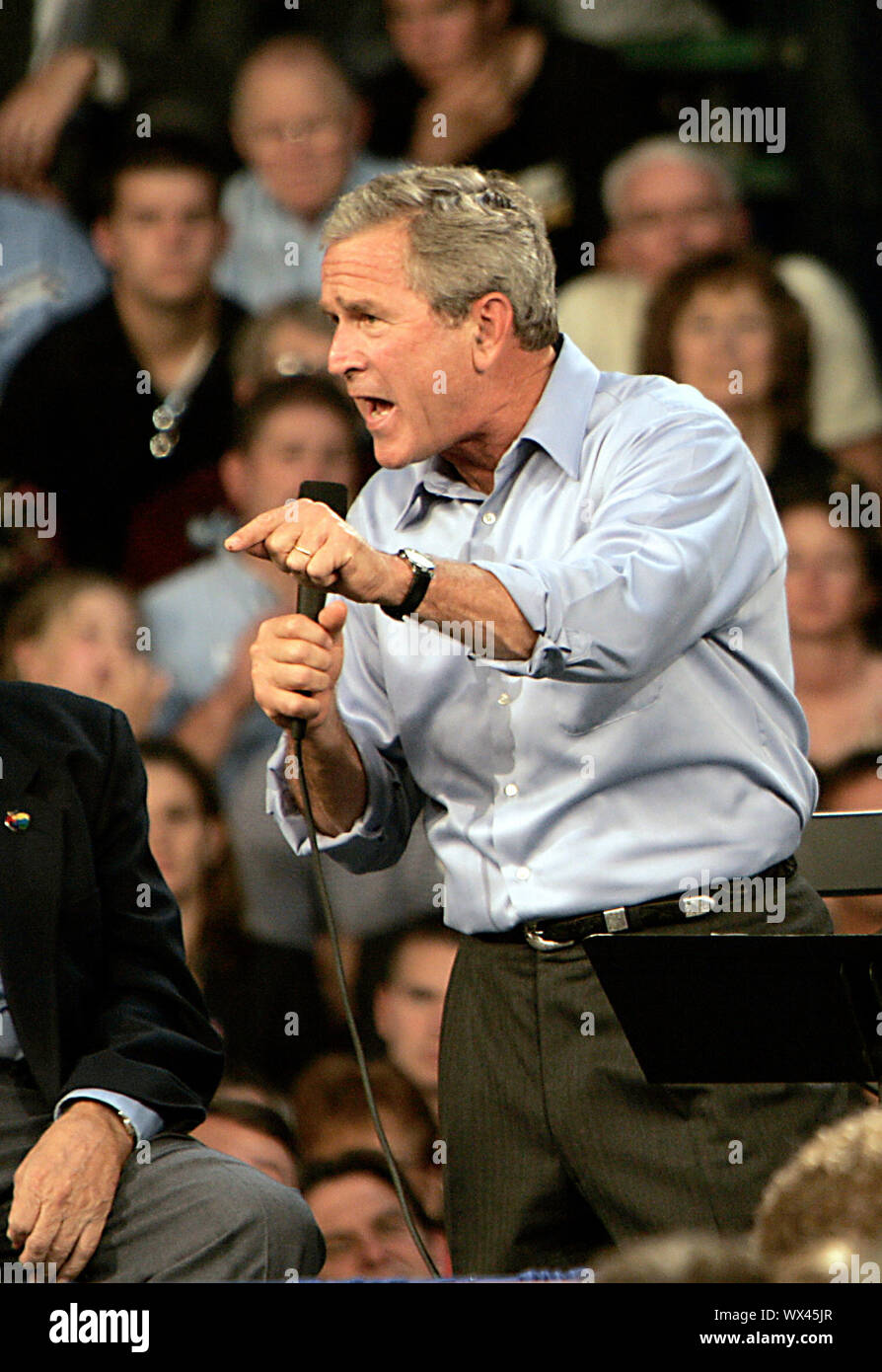 US-Präsident George W. Bush eine Kampagne zur Wiederwahl an der nationalen Sport Center in Blaine außerhalb Minnesota im Jahr 2004. Stockfoto