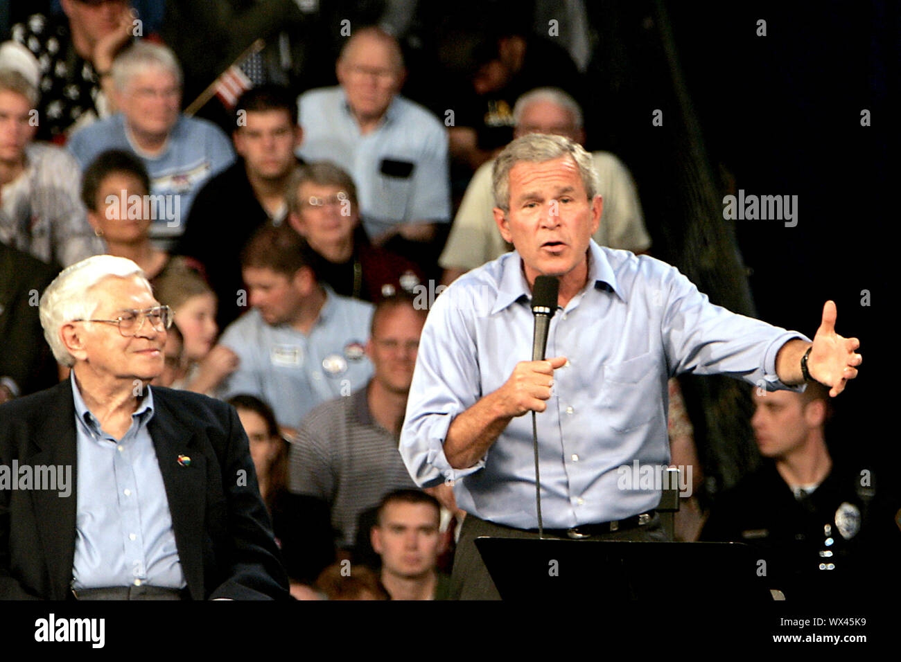 US-Präsident George W. Bush eine Kampagne zur Wiederwahl an der nationalen Sport Center in Blaine außerhalb Minnesota im Jahr 2004. Stockfoto