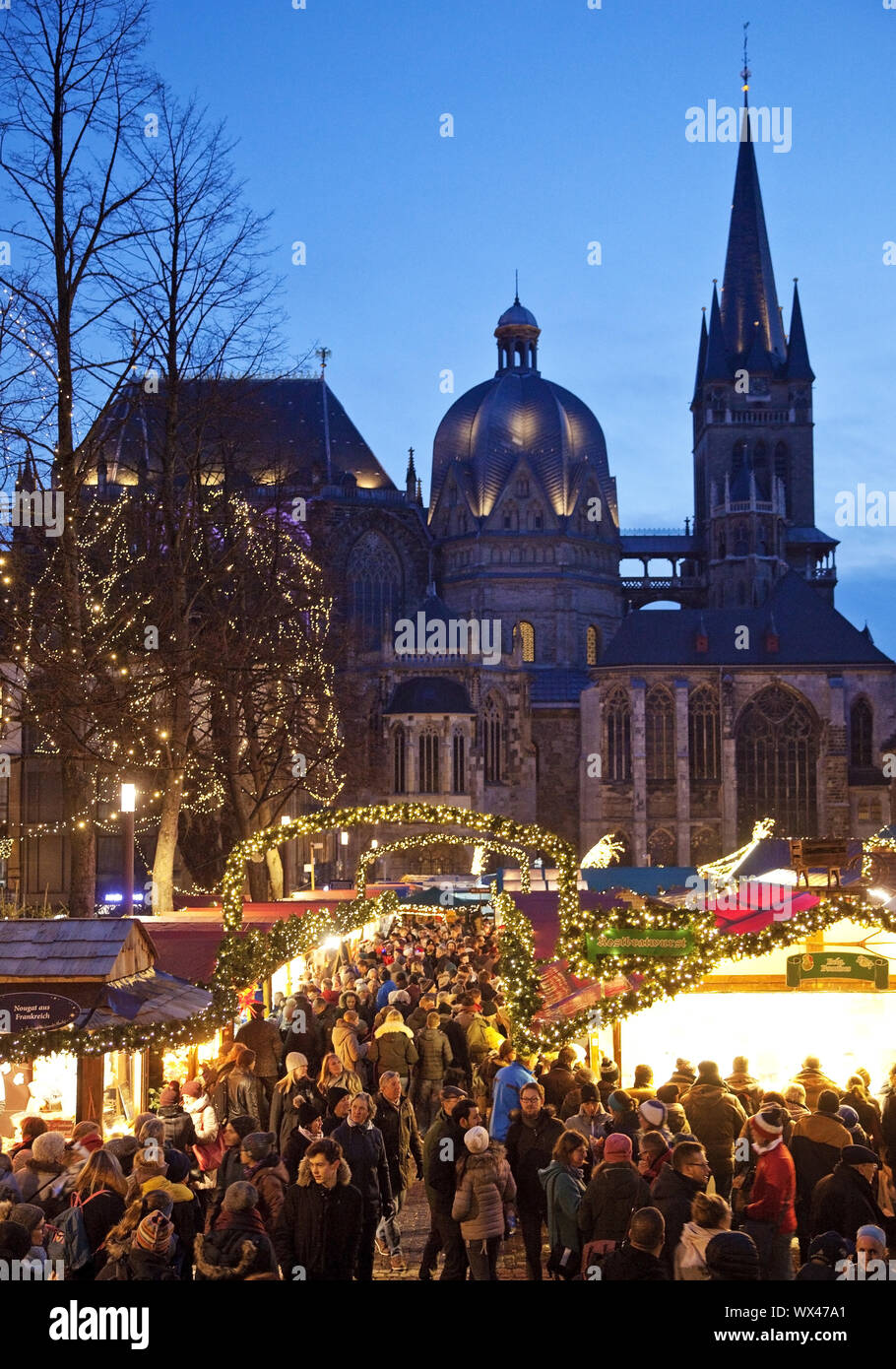 Weihnachtsmarkt am Aachener Dom am Abend, Aachen, Deutschland, Europa Stockfoto