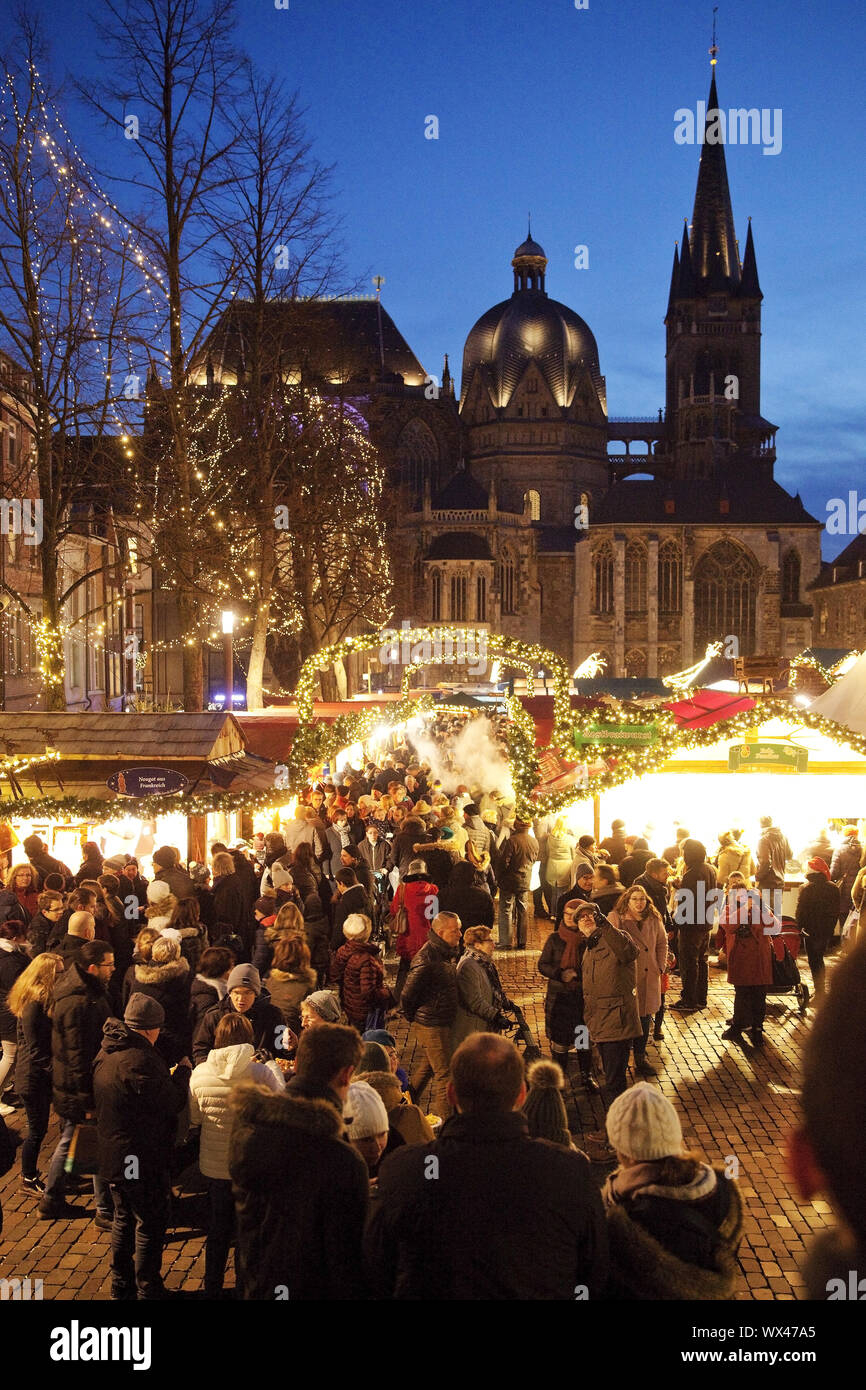 Weihnachtsmarkt am Aachener Dom am Abend, Aachen, Deutschland, Europa Stockfoto