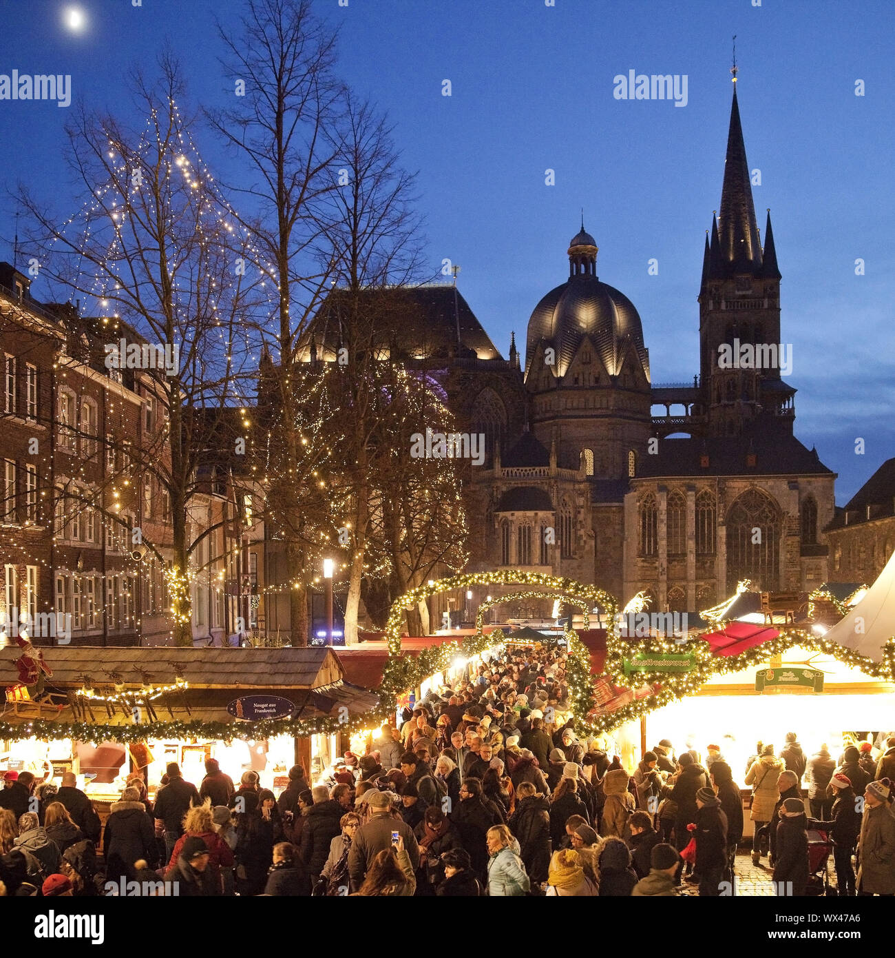 Viele Menschen auf dem Weihnachtsmarkt in Aachen Dom am Abend, Aachen, Deutschland, Europa Stockfoto