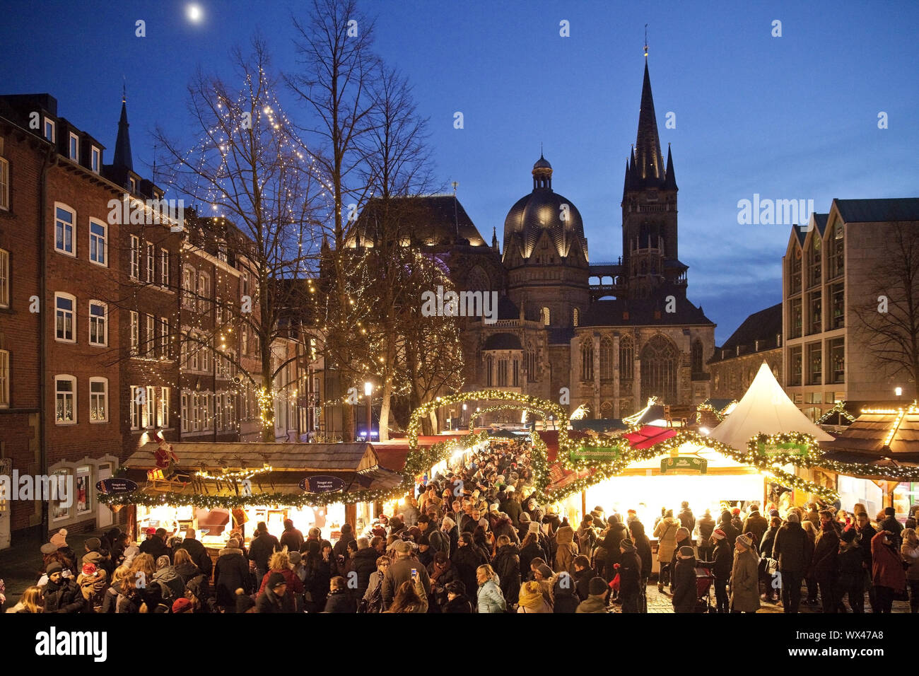 Weihnachtsmarkt am Aachener Dom am Abend, Aachen, Deutschland, Europa Stockfoto