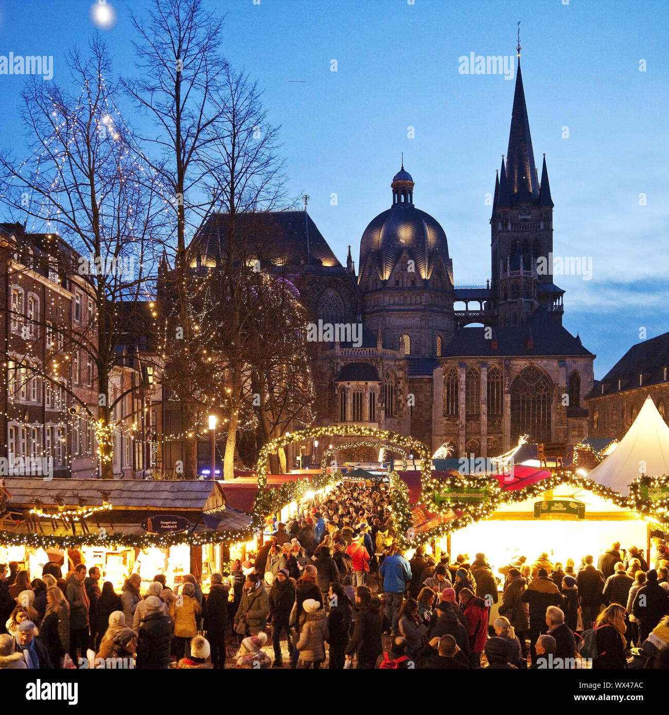 Weihnachtsmarkt am Aachener Dom am Abend, Aachen, Deutschland, Europa Stockfoto