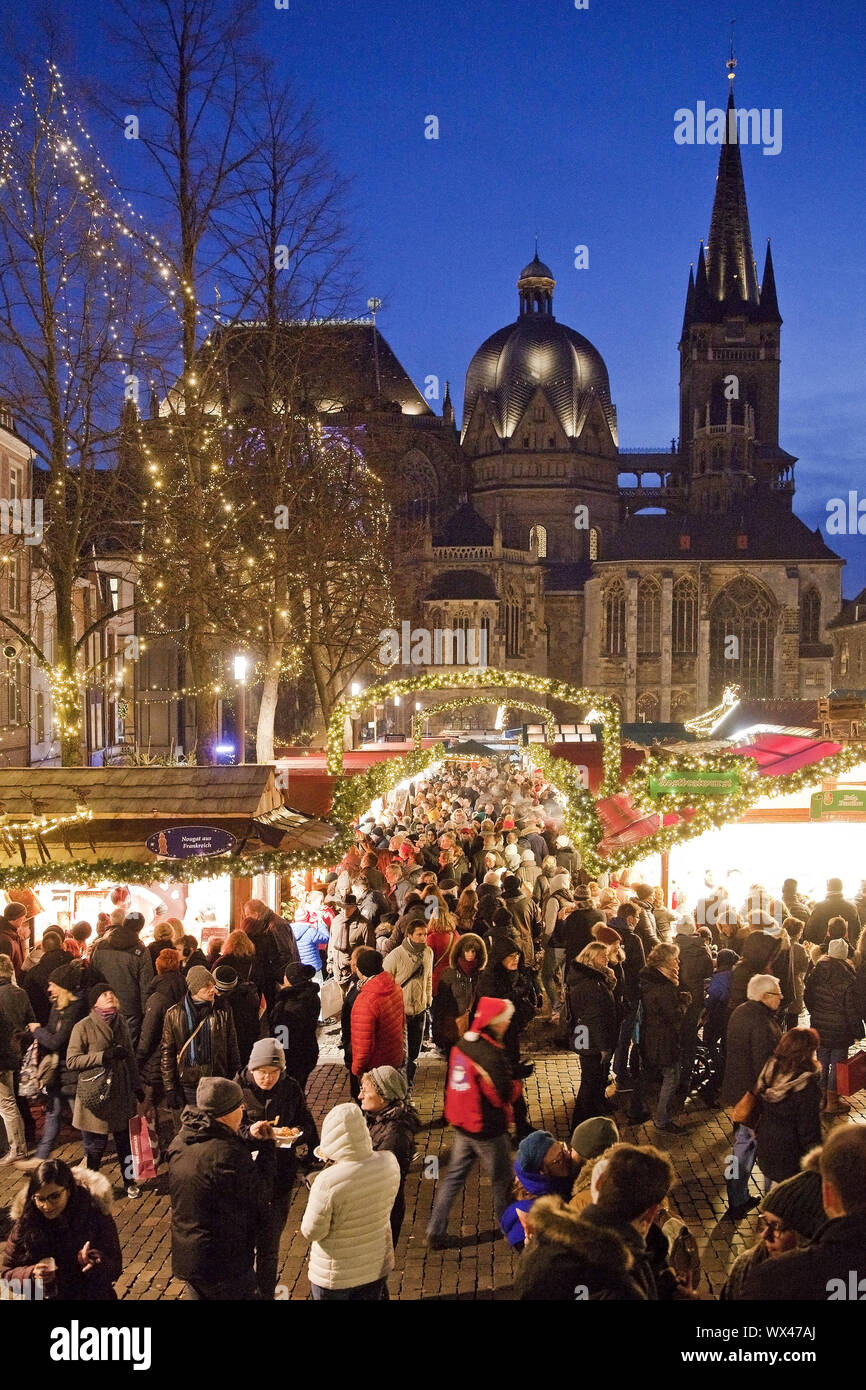 Weihnachtsmarkt am Aachener Dom am Abend, Aachen, Deutschland, Europa Stockfoto