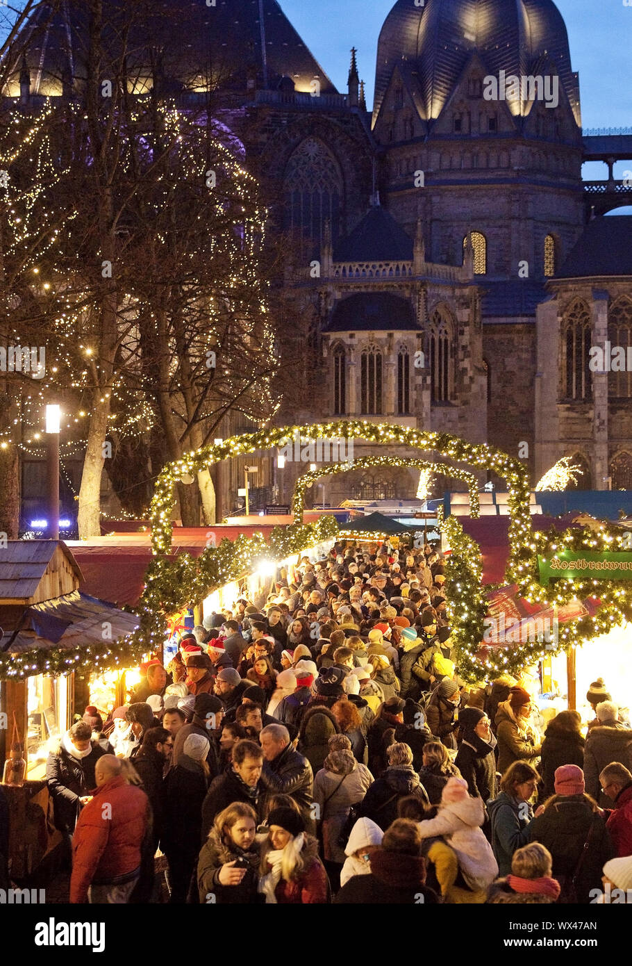 Weihnachtsmarkt am Aachener Dom am Abend, Aachen, Deutschland, Europa Stockfoto