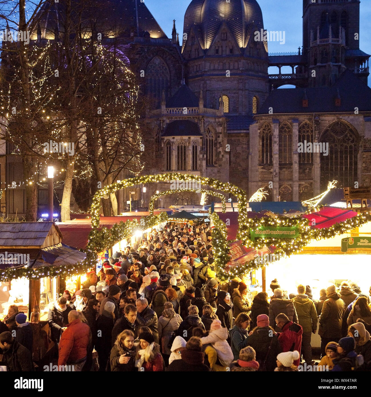 Weihnachtsmarkt am Aachener Dom am Abend, Aachen, Deutschland, Europa Stockfoto