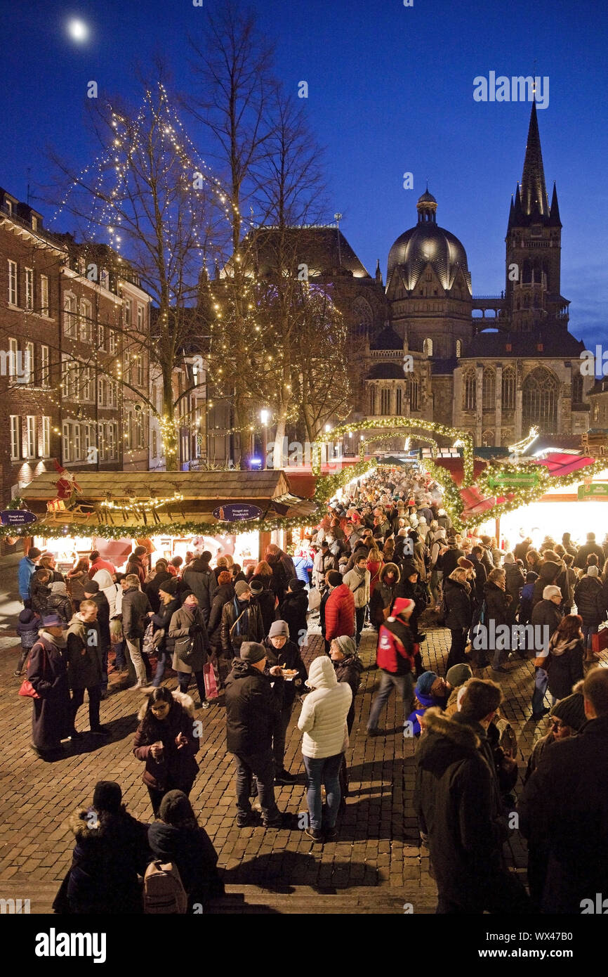 Viele Menschen auf dem Weihnachtsmarkt in Aachen Dom am Abend, Aachen, Deutschland, Europa Stockfoto