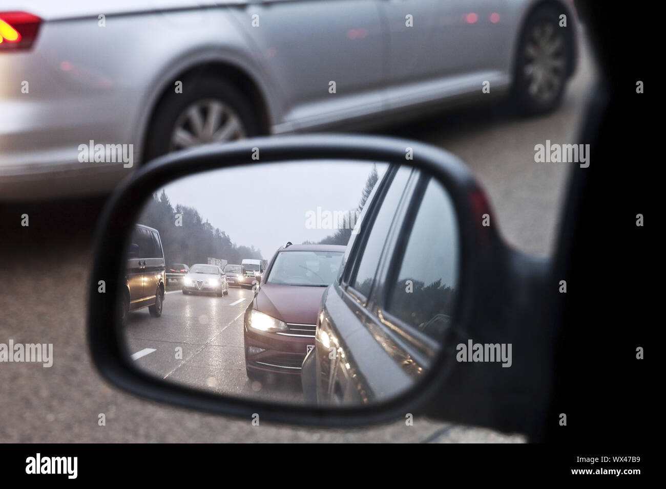 Blick aus dem Auto im Stau auf der Autobahn A 7, Soltau, Niedersachsen, Deutschland, Europa Stockfoto